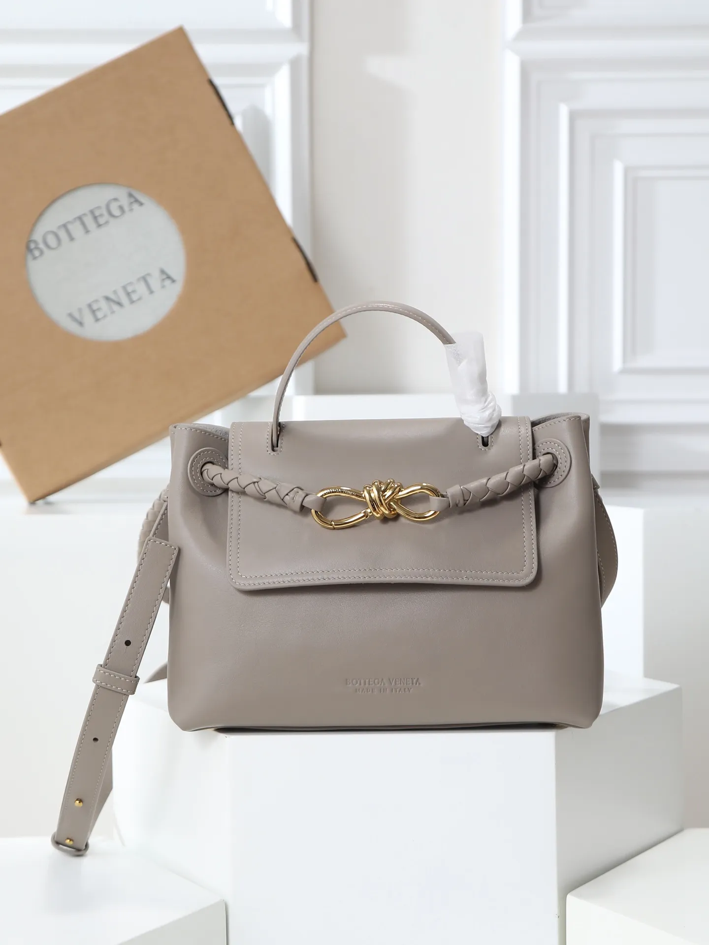 1150. Bottega Veneta's latest Ciao Ciao bag is a two-way flap handbag in silky cowhide, decorated with signature twist details, hidden hook closure, the flap can be fastened to the front, or connected to the INTRECCIATO woven internal pocket, with an adjustable and removable crossbody strap, an internal compartment, and a zippered pocket. The surprise flap has various shapes. Style 1 - Cover the bag surface, exposing the knot and knot decoration. Style 2 - Place the flap inside the bag. A buckle is also designed. Style 3 - The U-shaped position of the top handle in the hand bag. Style No.: 835835 Size: 26*19*10.5cm